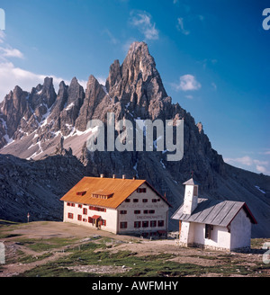 Tre Cime di Lavaredo Hütte und Norden Gesicht des Mt. Paternkofel, Dolomiten, Bozen-Bozen (Südtirol), Italien, Europa Stockfoto