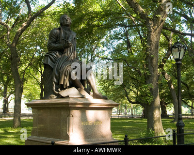 Eine Statue von Robert Burns (1759-1796) im Schatten von Bäumen auf der Mall in Central Park in New York City, USA Stockfoto