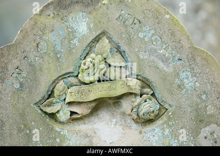 Florale Detail aus dem oberen Bereich von einer alten Grabstein Stockfoto