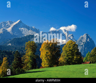Herbststimmung, Wettersteingebirge mit MTS Alpspitze, Zugspitze und Waxenstein, Garmisch-Partenkirchen, Bayern, Oberbayern, G Stockfoto