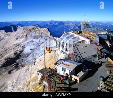 Panoramablick über die Wetterstation und die Aussichtsplattform am Berg Zugspitze, Wettersteingebirge, Upper Bavaria, Bavaria, Germany Stockfoto