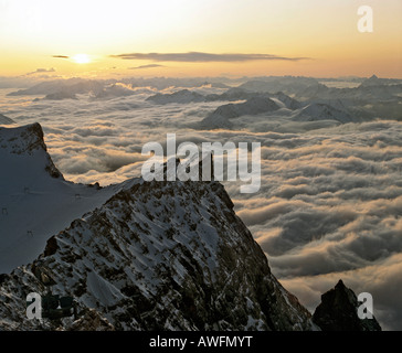 Die Aussicht vom Mt. Zugspitze in Richtung Lechtaler Alpen in eine Nebeldecke, Wettersteingebirge, Upper Bavaria, Bavaria, Germany, Eu Stockfoto