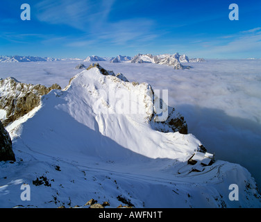 Panoramablick auf die westlichen Gipfel des Karwendel sowie der Karwendelbahn-Station in einem Meer von Nebel, Mittenwald, oberen Bav Stockfoto