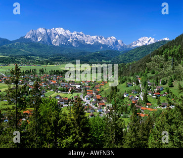 Panoramablick auf das Wettersteingebirge, Isartal (Isartal), Wallgau, Upper Bavaria, Bavaria, Germany, Europa Stockfoto