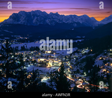 Panoramablick auf das Wettersteingebirge in der Abenddämmerung, Isartal (Isartal), Wallgau, Upper Bavaria, Bavaria, Germany, Europa Stockfoto