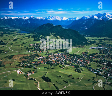 Luftaufnahme der Stadt Pfronten, Burg Falkenstein, der Wetterstein (links) und Allgäu (rechts) reicht, Allgäu, Bayern, G Stockfoto