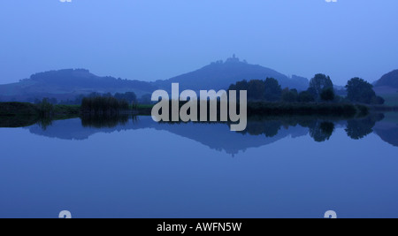 Am frühen Morgen, reflektiert Hügel und Wachsenburg Burg in einem See in der Nähe von Gotha, Thüringen, Deutschland, Europa Stockfoto