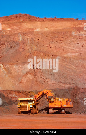 Riesigen Bergbauanlagen im unteren Rand offen geschnittene Eisensteingrube in der Nähe von Tom Preis Western Australia Stockfoto