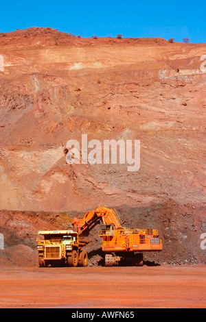 Riesigen Bergbauanlagen im unteren Rand offen geschnittene Eisensteingrube in der Nähe von Tom Preis Western Australia Stockfoto