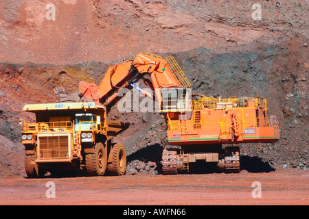 Riesigen Bergbauanlagen im unteren Rand offen geschnittene Eisensteingrube in der Nähe von Tom Preis Western Australia Stockfoto