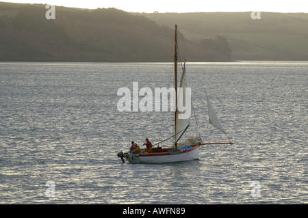 Auster Ausbaggern von Falmouth Working Boot unter Segel in der Carrick Roads in der Nähe von Falmouth Cornwall England UK GB Stockfoto