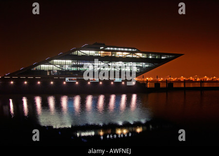 Modernes Bürogebäude Dockland am Fluss Elbe - Stadt Hamburg - Hafen in der Nacht - Hamburg, Deutschland, Europa Stockfoto