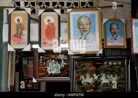 Kleiner Laden im alten Teil der Stadt mit Bildern von Ho Chi Minh in Hanoi, Vietnam, Asien Stockfoto