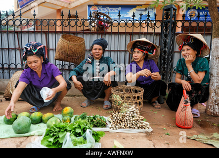 "Thai" Bauern auf dem Markt, Yen Chau Son La Provinz, Vietnam, Asien Stockfoto
