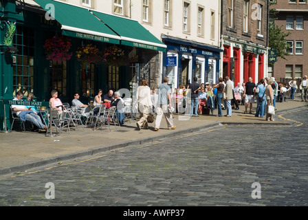 dh GRASSMARKET EDINBURGH Street Massen Edinburgh Festival Gäste auf dem Bürgersteig Cafes People Cafe uk Stockfoto