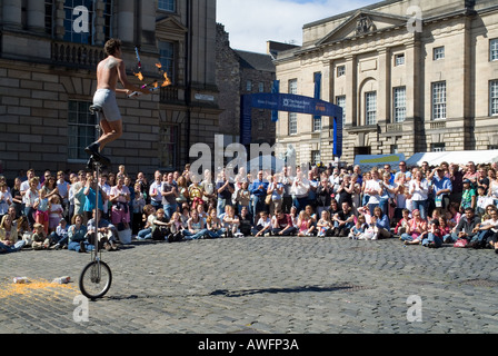 dh Edinburgh Fringe Festival ROYAL MILE EDINBURGH Zuschauerstraße Entertainer Mono Cycle Jonglieren Festivals Performance Massen Schottland Stockfoto