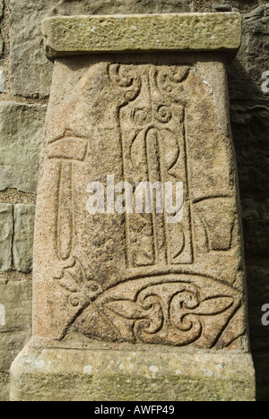 dh Pictish Art Carving ABERNETHY PERTHSHIRE SCHOTTLAND auf Stein bei Fuß des 111. Jahrhunderts Irish celtic runden Turm Piktsymbol Stockfoto