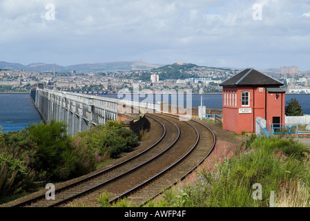 dh River Tay Railway Bridge WORMIT FIFE Fife Seitensignalisierung Box und River Tay Eisenbahnbrücke Firth of Tay River schottland Stockfoto