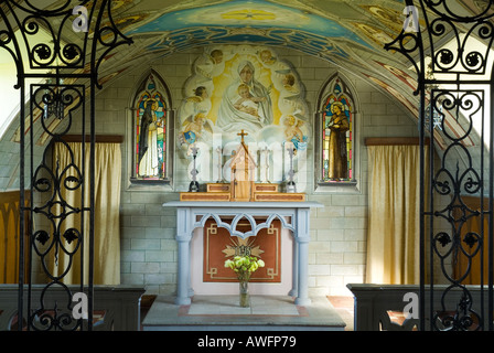 dh ITALIENISCHE KAPELLE ORKNEY Gefangener des Zweiten Weltkriegs ii Camp Nissen Hütte Kirche Altar Besucher Attraktion Wand Wandbild Innenraum Kunstmalerei Stockfoto