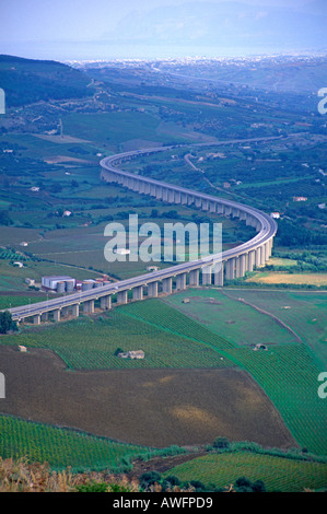 Erhöhte Autobahn auf Stelzen über Landschaft Sizilien Italien Stockfoto