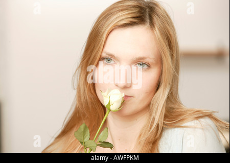 Junge blonde Frau mit Blume, weiße Tulpe Stockfoto