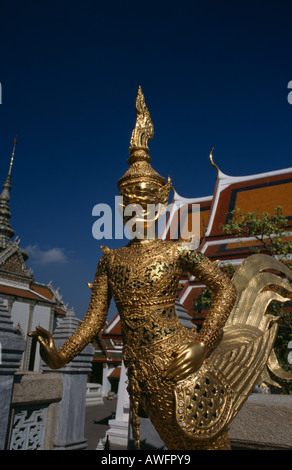 Goldene Statue durch den Royal Pantheon in der Anlage des Grand Palace, Bangkok, Thailand. Stockfoto