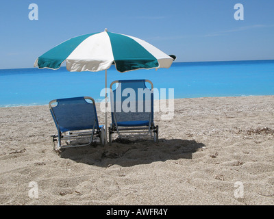 bunten Sonnenschirm am Strand am Meer Stockfoto