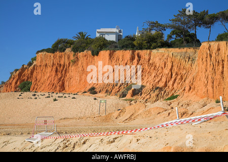 Villa am Rand einer Klippe Gesicht langsam durch Küstenerosion weg gewaschen. Stockfoto