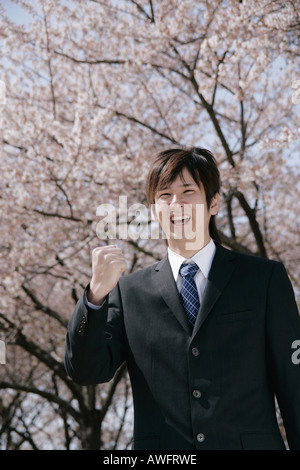 Ein junger Mann im Anzug lächelnd Stockfoto