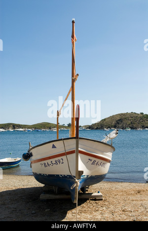 traditionellen hölzernen Fischerboot am Strand in der Bucht von Port Lligat, Nordspanien Stockfoto