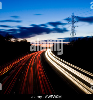 Verkehr-Trails auf zweispurigen A3 in der Nähe von Guildford bei Sonnenuntergang Surrey England UK Stockfoto