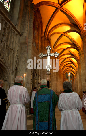 Ein Dienst in der Kathedrale von Gloucester, mit dem Dekan und anderen Mitgliedern Stand wartete auf die spannende Würdenträger Stockfoto