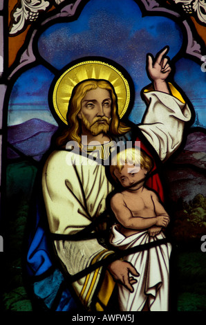Ein Glasfenster in der Kathedrale von Gloucester Jesu trösten eines Kindes Stockfoto