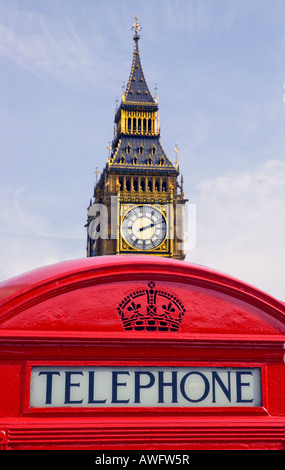 Ein Blick auf Londons Houses of Parliament mit einer roten Telefonzelle im Vordergrund Stockfoto