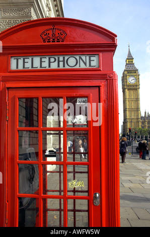 Ein Blick auf Londons Houses of Parliament mit einer roten Telefonzelle im Vordergrund Stockfoto