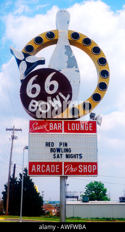 66 Schüssel Zeichen für eine Bowling-Bahn auf der alten Route 66 in Oklahoma City, Oklahoma Stockfoto