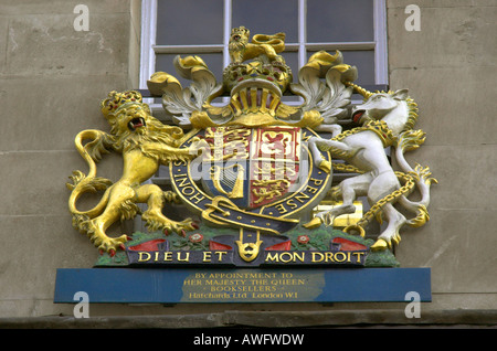 Ein königliches Wappen oben Hatchards Buchhandlung in London Stockfoto