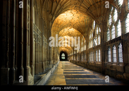 Ein Blick auf den schönen Kreuzgang der Kathedrale von Gloucester mit einem Grab auf dem Boden und der berühmten Ventilator gewölbte Decke Stockfoto