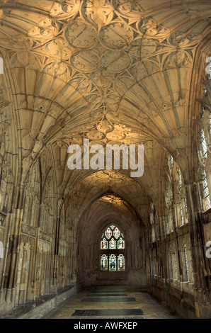 Blick entlang der Beautifil Kreuzgang der Kathedrale von Gloucester mit einem Grab auf dem Boden und der berühmten Ventilator gewölbte Decke Stockfoto