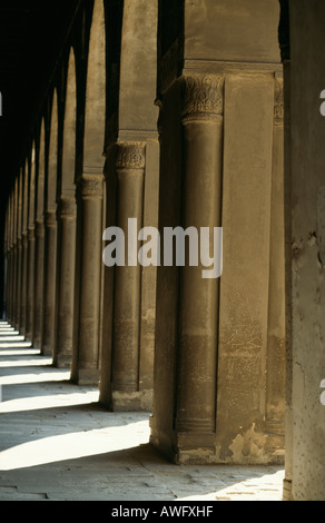 Klöster rund um das Viereck in der Ahmed-Ibn-Tulun-Moschee, Kairo, Ägypten. Stockfoto