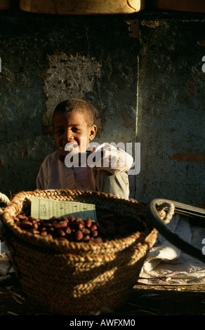 Junge Termine auf dem Markt von Aswan, Assuan, Ägypten zu verkaufen. Stockfoto