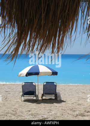 bunten Sonnenschirm am Strand am Meer Stockfoto