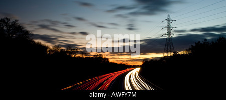 Verkehr-Trails auf zweispurigen A3 in der Nähe von Guildford bei Sonnenuntergang Surrey England UK Stockfoto