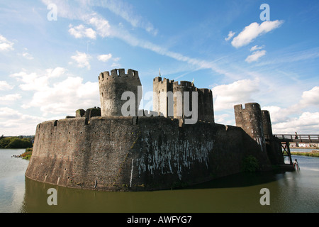 Famous Caerphilly Castle sogar die zweitgrößte mittelalterliche Gebäude in Großbritannien Mid Glamorgan South Wales UK Europe