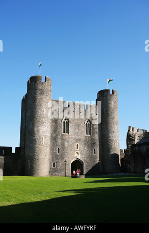 Äußeren Osten Torhaus und zentralen Innenhof des berühmten Grabenlöffel Caerphilly Castle Glamorganshire South Wales UK Großbritannien EU Stockfoto