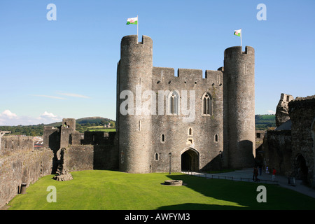 Äußeren Osten Torhaus und zentralen Innenhof des berühmten Grabenlöffel Caerphilly Castle Glamorganshire South Wales UK Großbritannien EU Stockfoto