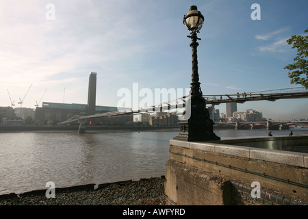 Die Millennium Brücke über den Fluss Themse verbindet St Pauls Cathedral, Tate Modern Gallery in London Sehenswürdigkeiten England Stockfoto