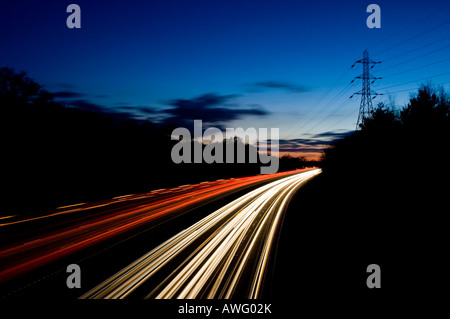 Verkehr-Trails auf zweispurigen A3 in der Nähe von Guildford bei Sonnenuntergang Surrey England UK Stockfoto