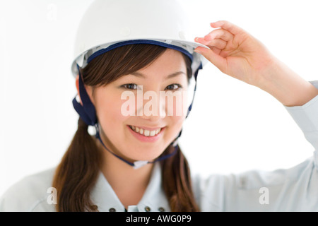 Ein weiblicher Bauarbeiter tragen einen Helm Stockfoto