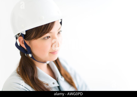 Ein weiblicher Bauarbeiter tragen einen Helm Stockfoto